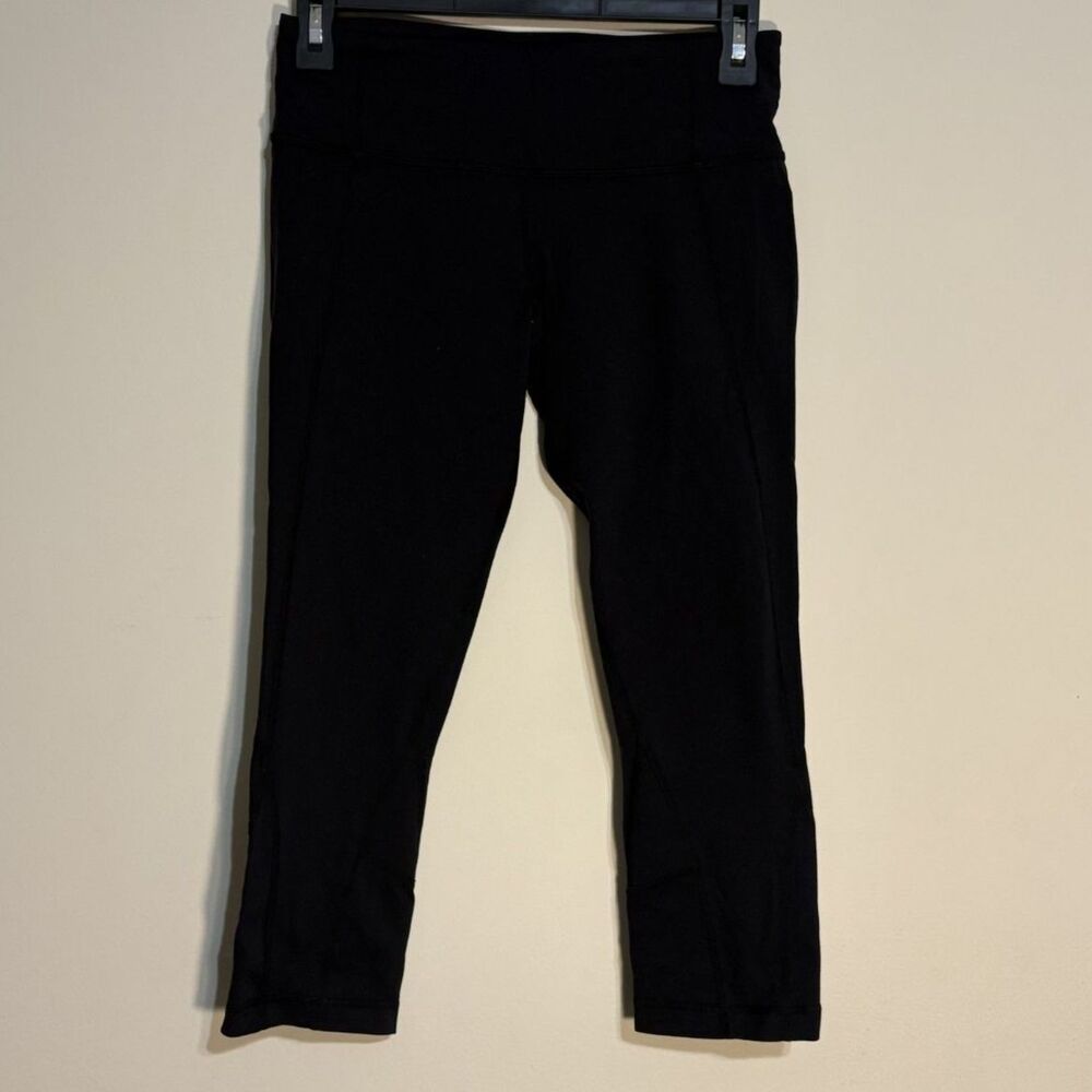 Lululemon Women's Black cropped leggings Size 6 (dot)